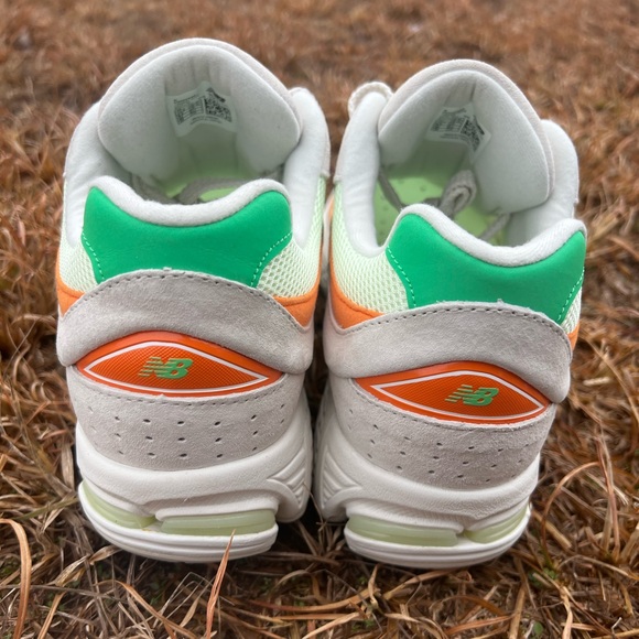 NEW New Balance size 10 Mens 2002R Candy Apple Green shoes - Picture 7 of 13